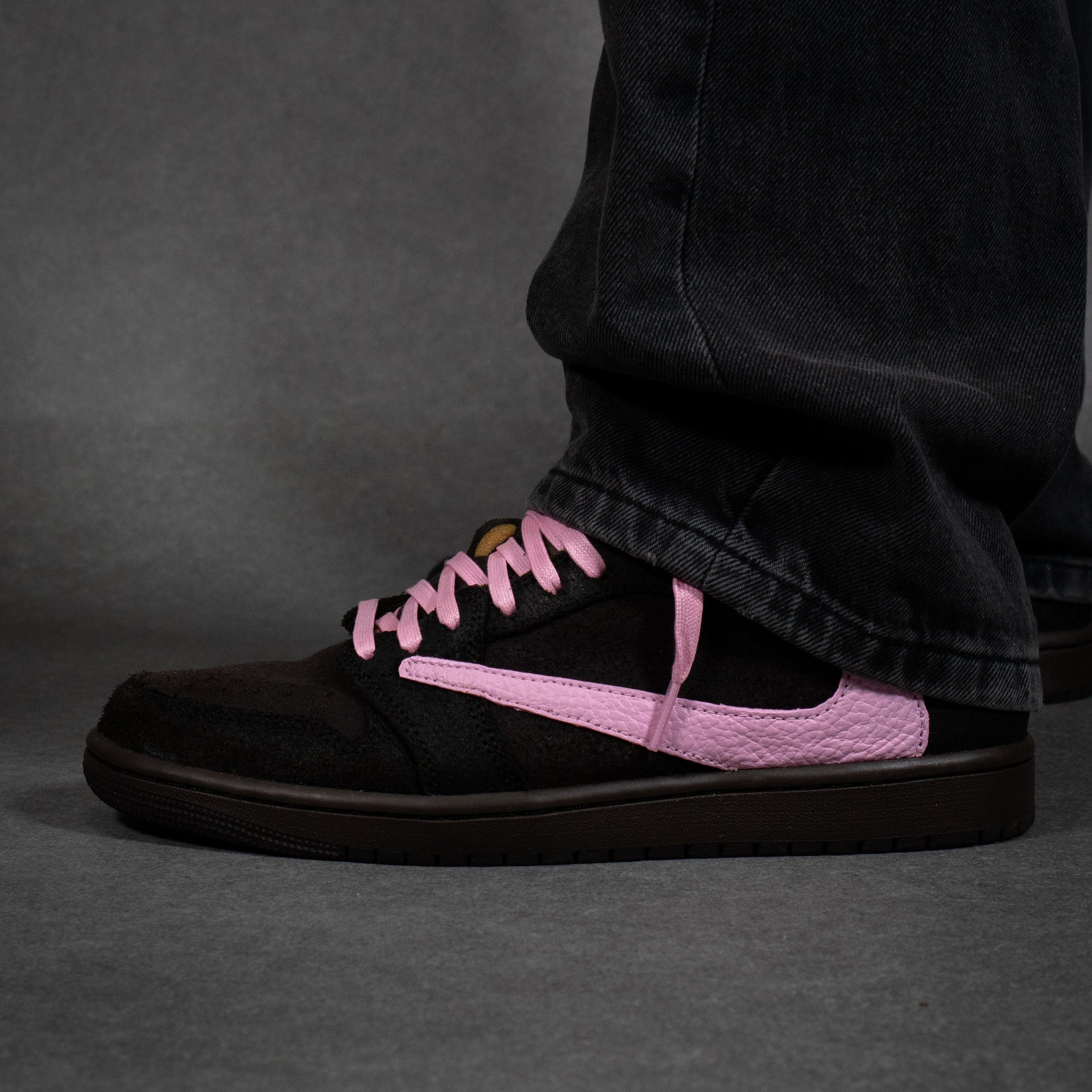 travis dunks pink laces